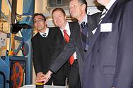 Professor Jürgen Popp, Christoph Matschie und Professor Harmut Bartelt (von links) bei der feierlichen Inbetriebnahme der neuen Faserziehanlage.