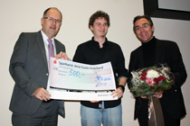 v. l. n. r.: Thomas Grebe, Sparkasse Jena-Saale-Holzland; IPHT-Nachwuchswissenschaftler Sebastian Goerke; Institutsdirektor Prof. Dr. Jürgen Popp