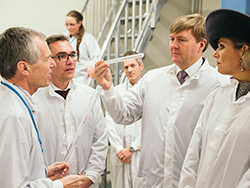 König und Königin bei der Besichtigung der Faserziehanlage. Foto: Sven Döring / Leibniz-IPHT