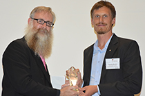 Preisübergabe während der SciX: Dr. Thomas Bocklitz (rechts) und Ian Lewis, Kaiser Optical Systems (links).
