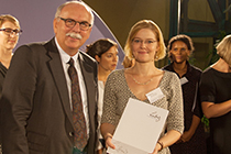 Matthias Kleiner, Präsident der Leibniz-Gemeinschaft, gratulierte bei der Abschlussveranstaltung des Mentoringprogramms Maria Wächtler zur erfolgreichen Teilnahme. Quelle: Leibniz-Gemeinschaft