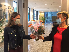 Feierliche Begrüßung zum Einstand: Pauline Leopold mit ihrer Ausbilderin Ute Illing