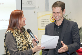Frau Prof. Dr. Gabriele Beibst übergibt Herrn Daniel Siegesmund die Bündnisurkunde und begrüßt das Leibniz-IPHT als neuen Partner im Jenaer Bündnis für Familie. (fotostudio arlene knipper)