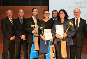 Andrea Csáki (2.v.r) bei der Ehrung der Jugend forscht Betreuer. (Quelle: Karina Heßland, STIFT)