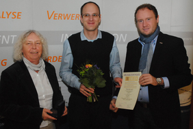 Frau Dr. Gudrun Andrä, Herr Dr. Jonathan Plentz, Herr Henning Könicke (von links nach rechts) von der AFAG Messen und Ausstellungen GmbH Nürnberg bei der Preisverleihung (Foto/Bildrechte: Erinet).