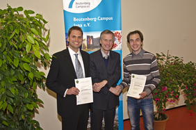 Dr. Alexander Heidt (links) bekam von Prof. Dr. Hartmut Bartelt, dem amtierenden Vorsitzenden des Beutenberg Campus Vereins (Mitte), die Auszeichnung überreicht. Prof. Bartelt freute sich doppelt, hatte er doch selbst die Doktorarbeite Heidts betreut.