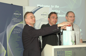 Forschungsaktivitäten bündeln: Der Koordinator Jürgen Popp (Mitte) und die Vizekoordinatoren Gert v. Bally (links) von der Universität Münster und Hugo Thienpont von der Freien Universität Brüssel starteten symbolisch das Projekt von "photonics4life".