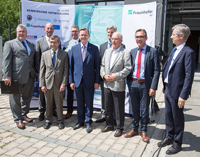 v.l.n.r. hinten: Dr. Michael Mertin, Thüringer Minister für Wirtschaft, Wissenschaft und Digitale Gesellschaft Wolfgang Tiefensee, Prof. Andreas Tünnermann, Patrick Hoyer; v.l.n.r. vorn: Prof. Walter Rosenthal, Thüringer Ministerpräsident Bodo Ramelow, Prof. Werner Bornkessel, Prof. Jürgen Popp, MinR Dr. Frank Schlie (Foto: H.-J. Fuchs/IAP)