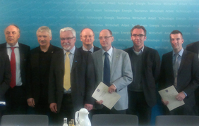 Dr. Torsten Frosch und Prof. Dr. Jürgen Popp (erster bzw. zweiter von rechts) nahmen gestern den Zuwendungsbescheid für die neue Forschergruppe aus der Hand von Wirtschaftsminster Machnig (erster von links) entgegen. Sechs weitere Forschergruppen waren ausgewählt worden.