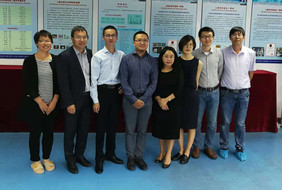 Der Photovoltaikforscher Guobin Jia (2. von links) vom Leibniz-Institut für Photonische Technologien (Leibniz-IPHT) Jena mit Wissenschaftlern an der Shanghai University.