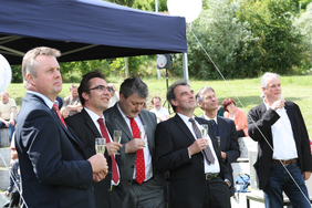 Frank Sondermann (Kaufmännischer Direktor IPHT), Prof. Jürgen Popp (Wissenschaftlicher Direktor IPHT), Dr. Michael Mertin (Vorstandsvorsitzender der JENOPTIK AG), Minister Bernward Müller, Prof. Hartmut Bartelt (Bereichsleiter Optische Fasern und Faseranwendungen IPHT) beim Richtspruch.