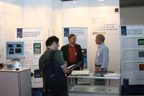 Dr. Wolfgang Paa (Mitte) am Stand des IPHT in Halle B1.