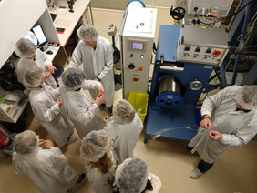 Wie hauchdünne optische Fasern hergestellt werden, erlebten die Jugendlichen bei einem Besuch der Fasertechnolgie-Abteilung. Foto: Leibniz-IPHT
