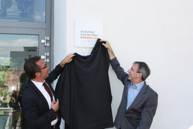 Prof. Dr. Jürgen Popp und Dr. Volker Deckert enthüllen die nunmehr dritte Ehrentafel am IPHT, die das Jenaer Institut als "Ausgewählter Ort im Land der Ideen" kennzeichnet.