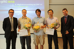 Prof. Jürgen Popp (links) und Thomas Neupert (rechts) mit den Preisträgern Adrian Lorenz, Matthias Thiele (in Vertretung für Frau Jatschka) und Di Yan (v.l.n.r.).
