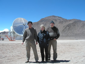Dr. Ernst Kreysa, Frau Gundula Lundershausen, beide vom Max-Planck-Institut für Radioastronomie in Bonn, und Dr. Viatcheslav Zakosarenko vom IPHT (vlnr) vor dem 12-Meter großen Hauptspiegel.des APEX-Teleskops in Chile