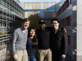 Mitarbeitende aus 36 Ländern bereichern das Institut. Zum Beispiel Jan Rüger, Eliana Cordero Bautista, Eric Boateng und Wei Yang (von links), die hier promovieren.Foto: Sven Döring/ Leibniz-IPHT
