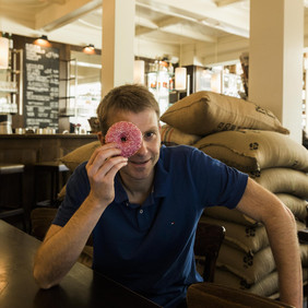 Mit einem Donut-förmigen Laserlicht und innovativer Computerunterstützung kann Christian Eggeling vom Leibniz-IPHT mit dem neuen superauflösenden MINFLUX-Mikroskop beobachten, wie sich einzelne Moleküle in lebenden Zellen bewegen. Foto: Sven Döring