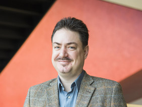 Tomáš Čižmár forscht seit November 2017 am Leibniz-IPHT an neuen Methoden zur Kontrolle der Lichtleitung in optischen Fasern. Foto: Sven Döring/Leibniz-IPHT