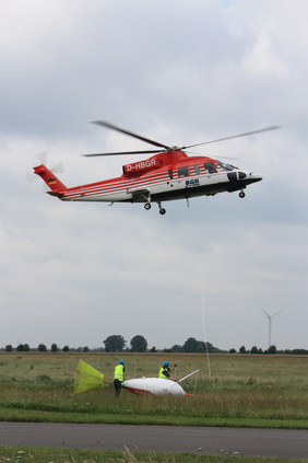Am Hubschrauber wird das magnetische Volltensorsystem mit den SQUID-Sensoren befestigt. Fotos: IPHT/ Stolz