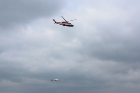 Von einem speziell ausgerüsteten Hubschrauber der Bundesanstalt für Geowissenschaften und Rohstoffe (BGR) wird das Messinstrument in nur 30 m Höhe über den Boden gezogen.