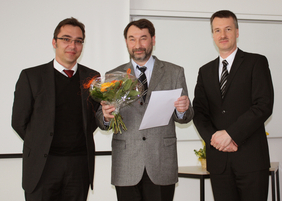 Für seine herausragenden Leistungen erhielt heute Prof. Dr. Evgeni Il'ichev (Mitte) den IPHT-Preis, überreicht vom Vorsitzenden des Wissenschaftlichen Beirates, Dr. Martin Wiechmann (rechts) und Direktor Prof. Dr. Jürgen Popp (links).