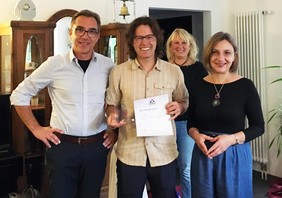 Prof. Jürgen Popp (left) and Prof. Laura Marcu (right) awarded the Prize for the best oral presentation to Logan Swartz.Picture: Leibniz-IPHT