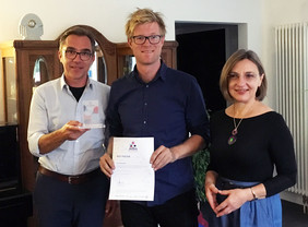 The Prize for the best poster presentation was awarded to Dirk Boonzajer.Picture: Leibniz-IPHT