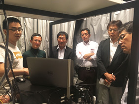 Wei Yang (links) und Ines Latka vom Leibniz-IPHT zeigten japanischen Wirtschaftsvertretern, wie sie Laser nutzen, um Tumorgewebe zu erkennen.Foto: Leibniz-IPHT