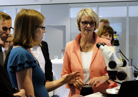 Stellvertretende Institutsdirektorin Prof. Ute Neugebauer spricht mit Bundesministerin Anja Karliczek über optische Erregerdiagnostik.Quelle: Leibniz-IPHT