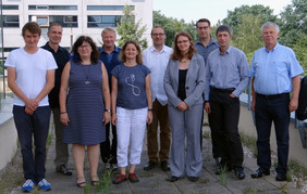 Zum offiziellen Startschuss trafen sich die RAPiD-Projektpartner in Halle; v.l.n.r.: David Zopf, Wolfgang Fritzsche, Andrea Csaki (Leibniz-IPHT), Reinhard Paschke, Antje Breitenstein (BioSolutions Halle GmbH), Rainer Ulrich (FLI), Nadine Hlawatsch (microfluidic ChipShop GmbH), Stefan Fischer (FLI), Denis Dontsov und Walter Schott (SIOS Meßtechnik GmbH). Foto: BioSolutions Halle GmbH