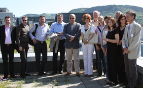 Prof. Dr. Hartmut Bartelt (ganz rechts), Bereichsleiter am IPHT und stellvertretender Vorsitzender des Beutenberg Campus zeigte den kroatischen Besuchern vom Dach des IPHT aus die Institute und Einrichtungen des Beutenbergs.