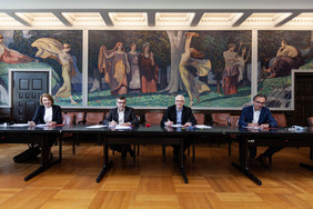 Von links: Dr. Brunhilde Seidel-Kwem (Kaufmännischer Vorstand und Sprecherin des Vorstandes des Universitätsklinikums Jena), Prof. Dr. Walter Rosenthal (Präsident der Friedrich-Schiller-Universität Jena), Prof. Dr. Axel A. Brakhage (Direktor Leibniz-Institut für Naturstoff-Forschung und Infektionsbiologie – Hans-Knöll-Institut) und Prof. Dr. Jürgen Popp (Wissenschaftlicher Direktor Leibniz-Institut für Photonische Technologien).Foto: Leibniz-IPHT
