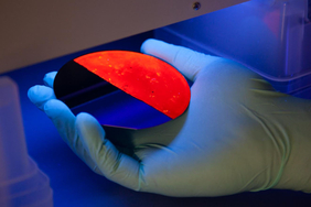 Photolumineszenz der Nanodrähte unter UV-Licht