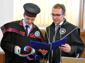 Der Rektor der Universität Cluj-Napoca, Prof. Dr. Ioan Aurel Pop (links), überreicht Prof. Dr. Jürgen Popp die Urkunde der Ehrenpromotion.