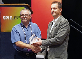 Christian Mühlig wird auf der Laser Damage mit dem „Arthur Guenther Best Poster Presentation Award“ ausgezeichnet.