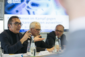 Am 13.November fand in Berlin eine Pressekonferenz zum Thema "Maßnahmen im Kampf gegen Antibiotikaresistenzen ausweiten" statt. Sprecher waren unter Anderem (v.l.n.r.) Prof. Jürgen Popp (Leibniz-IPHT), Prof. Axel Brakhage (Leibniz-HKI) und Prof. Michael Bauer (Uniklinikum Jena). Foto: Sven Döring/Leibniz-IPHT