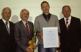 Dr. Thomas Schüler (oben /2. v.r.) und Dipl.-Phys. Albrecht Schmidt (unten / 2. v.r.) zählten zu den glücklichen STIFT-Preisträgern.