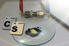 Schwefel ist aufgrund seiner guten Verfügbarkeit und hohen Speicherfähigkeit ein äußerst vielversprechendes Element für zukünftige Batterien. In Kontakt mit dem nötigen Kohlenstoffadditiv kommt es dabei zu unerwarteten Wechselwirkungen.Foto: Lukas Medenbach/FSU