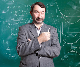 Prof. Evgeni Il'ichev erforscht am Leibniz-IPHT die Wechselwirkung von Licht mit künstlichen Atomen. Quelle: Sven Döring/IPHT