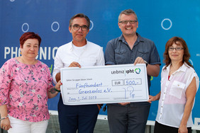 Jürgen Popp und Andreas Wolff überreichten Karin Guthmann und Ursula Müller den Spendenscheck.Foto: Leibniz-IPHT