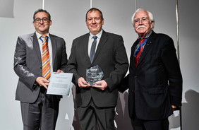 Bernhard Holzapfel vom KIT Karlsruhe (links) und Herbert C. Freyhardt von der Universität Houston/USA (rechts) überreichen den Preis an Ronny Stolz. Die Bildrechte liegen bei CERN und EUCAS 2017.