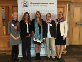 Vertreterinnen der drei Jenaer Leibniz-Institute nahmen am 9. November 2016 in Nürnberg das TEQ-Prädikat für ihre Institute entgegen.