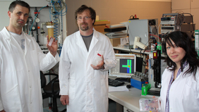Dr. Thomas Henkel (Mitte), Dipl.-Ing. Eileen Heinrich (rechts) und Dipl.-Ing. Mark Kielpinski werden die Lab-on-a-Chip-Systeme auf der ACHEMA präsentieren.