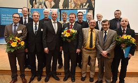 Minister Wolfgang Tiefensee mit den Gewinnern des Thüringer Forschungspreises.