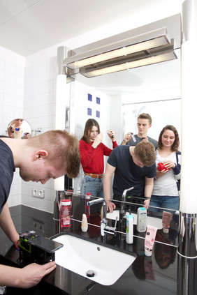 UC2, kombiniert mit dem eigenen Smartphone: Daraus bauten sich Emilia Walther, Elias Höfling und Robin Schröder von der Montessorischule Jena ihr eigenes Fluoreszenzmikroskop zusammen, um Mikroplastik in Kosmetika nachzuweisen. Barbora Maršíková (rechts im Bild) vom UC2-Team unterstützte sie dabei. Foto: Sven Döring/ Leibniz-IPHT