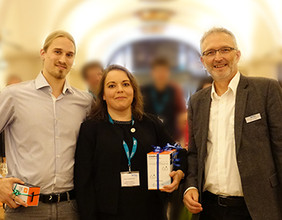 Die Gewinner des Poster Award Thomas Rabl (li.) und Vera Dugandžic mit WITec-Geschäftsführer Joachim Koenen (re.). Quelle: WITec