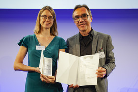 Für ihre Forschung zur schnellen Antibiotikaresistenz-Testung erhielten Ute Neugebauer und Jürgen Popp am 21. September den 3. Preis des Berthold Leibinger Innovationspreises für angewandte Lasertechnologie. Foto: Leibniz-IPHT