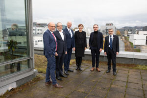 Vertreter des LPI geben der Bundesforschungsministerin und dem Thüringer Wissenschaftsminister über den Dächern von Jena einen Überblick über die Vielzahl an Forschungsakteuren am Beutenberg Campus.