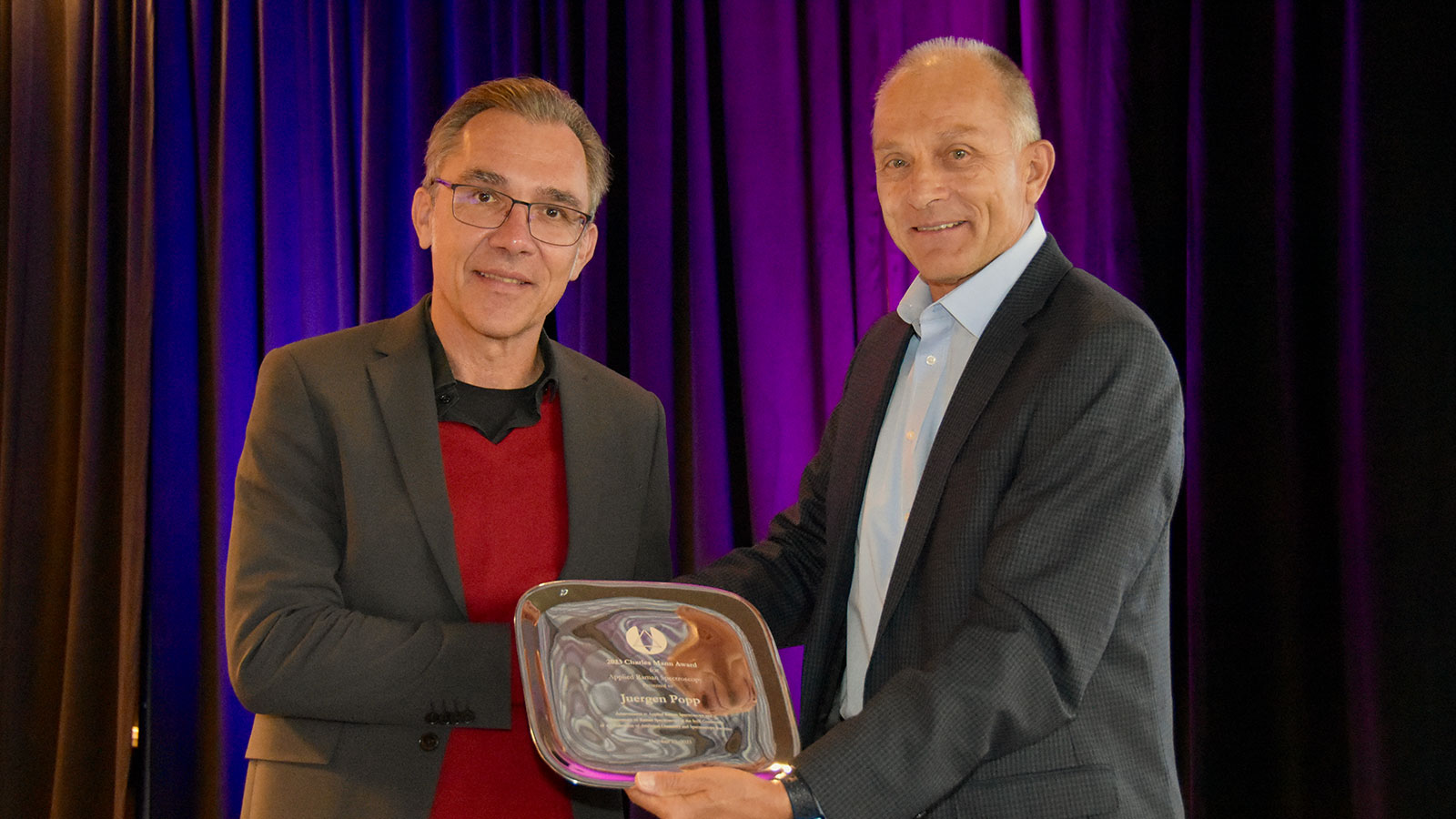 Prof. Dr. Jürgen Popp erhält Charles Mann Award ©Prof. Glen Jackson/SciX Konferenz
